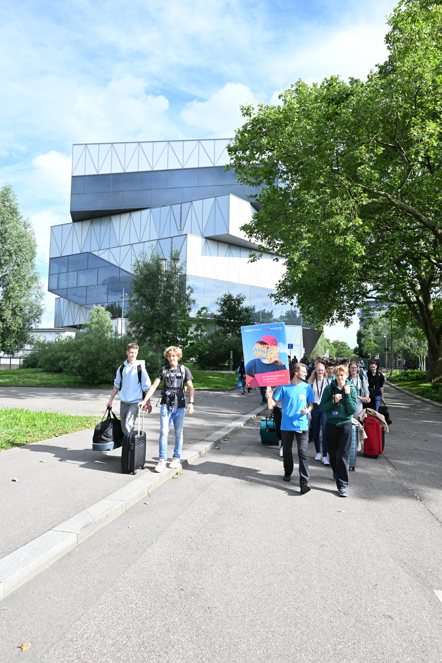Teilnehmer reisen an vor dem Experimenta Gebäude