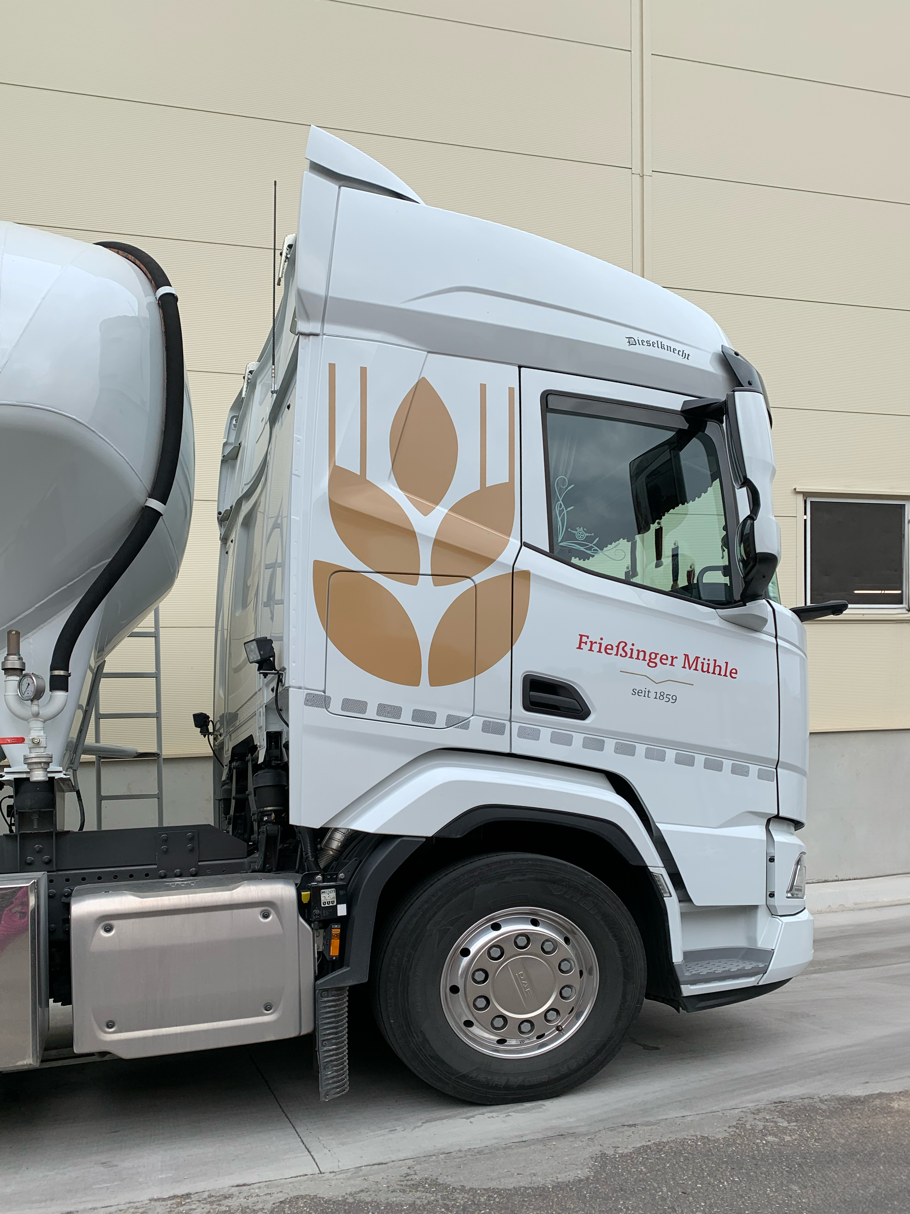 Frießinger Mühle Fahrzeugbeklebung. Großes Logo auf einem LKW